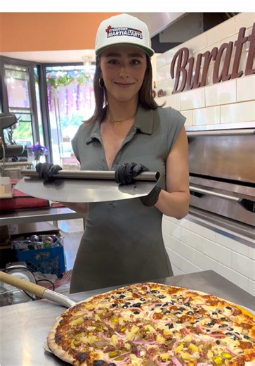 How to cut your pizza properly with rocker knife #pizza #skills #torontolife