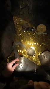 1.4M views · 22K reactions | En esta arriesgada exploración de una antigua estructura de piedra (tumba o templo), la búsqueda de un tesoro nos llevó a un nicho o escondite secreto sellado en el muro. Al romper el sello, la linterna reveló un asombroso tesoro que había estado intacto por siglos. ​El video capta la emoción y la tensión al abrir el nicho: #fbreels2025ツ #reelviral #viralreel #tesoro #satisfying | Cazadores de tesoros | Facebook