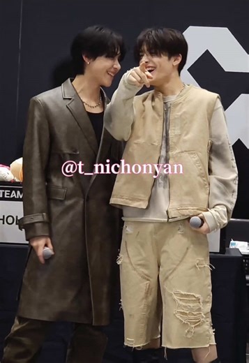 雪明かりプレサでの一幕💘 カンペのスペル間違えてるバカなおたくを見つけた時のニコマキの反応です笑 #andTEAM #앤팀 #andTEAM_NICHOLAS #NICHOLAS #ニコラス #니콜라스 #王奕翔 #プレミアムサイン会 #雪明かり