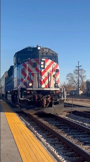 Metra 512 gives a hornshow! #railfan #train #express #railroad