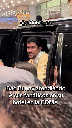 @Bad Bunny con sus fans en su hotel en la CDMX 🐰🇲🇽🚀🔥 . #badbunnypr #badbunny #dtmf #badbunnyconcert #estadiognp