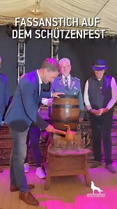 Mit dem traditionellen Fassanstich durch Oberbürgermeister Dennis Weilmann wurde heute Abend das Schützenfest offiziell eröffnet – nach nur einem Schlag hieß es: Prost! 🍻 Wir wünschen euch viel Spaß in den kommenden Tagen! 🎢🎡 | wolfsburg.de