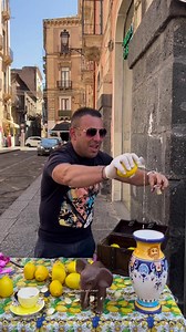 📍Catania Solo a Catania! Arturo lo spremiagrumi del futuro. 📷 IG, Sicilia nel Cuore | Italian Fashion victim