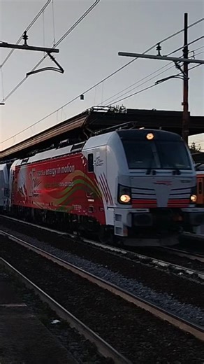 E193.999 con la nuova livrea pubblicitaria "25 anni di RTC" in transito a Prato Centrale!