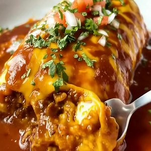 🌯 Ground Beef Wet Burrito Recipe Cheesy, saucy, and totally satisfying — this comforting burrito is stuffed with seasoned ground beef, smothered in rich red sauce, and baked until gooey and irresistible! Yield: 6 burritos Prep Time: 20 minutes Cook Time: 25 minutes Total Time: 45 minutes 🧂 Ingredients For the Beef Filling: 1 lb ground beef 1 small onion, finely chopped 2 cloves garlic, minced 1 (1.25 oz) taco seasoning packet (or homemade mix) ½ cup water 1 (15 oz) can refried beans For the Bu
