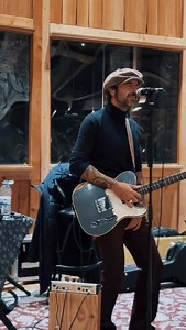 Hemos pasado los últimos días ensayando todas las canciones de EVEREST. Y sí, eso es exactamente lo que haremos este miércoles. Algo que nunca hemos hecho antes: tocar el disco entero, de principio a fin, en el mismo orden en el que lo escucháis en casa. Por eso, a quienes habéis ganado invitaciones para este show tan especial, os pedimos una cosa: empollaos bien las canciones en las próximas horas. Os queremos escuchar bien alto 😉 Tomad nota de los horarios: 🕗 20:00h · Apertura de puertas 🕘 