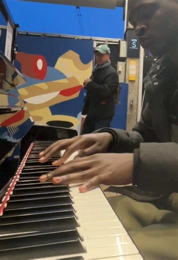 Indila - love story #publicpiano #piano #lovestory #indila #pianoengare Lyrics : L'âme en peine Il vit mais parle à peine Il attend devant cette photo d'antan Il il n'est pas fou Il y croit, c'est tout Il la voit partout Il l'attend debout Une rose à la main À part elle, il n'attend rien Rien autour N'a de sens et l'air est lourd Le regard absent Il est seul et lui parle souvent