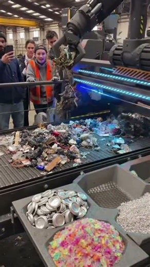 This Machine Instantly Sorted an Entire Pile of Waste