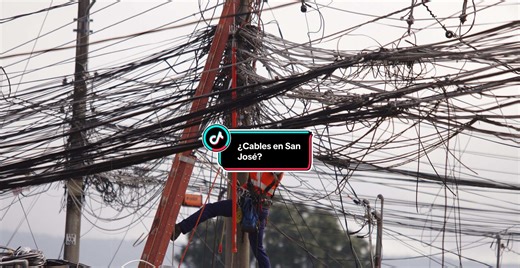 ¿Alguna vez se han detenido a tomarle una foto a un atardecer… y los cables arruinan completamente la vista? 🌇 En el centro de San José pasa algo curioso: en aproximadamente 350 cuadras, las redes eléctricas están soterradas, es decir, van por debajo de la tierra. Nada de cables cruzando el cielo. Tal vez por eso, cuando caminamos por ciertas calles del centro, todo se ve más limpio, más ordenado… incluso más fotogénico 📸 Es uno de esos detalles que muchos no notan, pero que cambian por comple