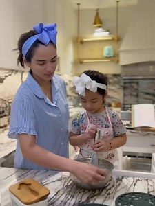 Twinnie Mama Jen and Dylan while Baking.💚🧁 📷:Jen Igs #JennylynMercado #UltimateStar #DylanJaydeHo | Dennis Trillo And Jennylyn Mercado - Original DenJen Greenhearts FanPage