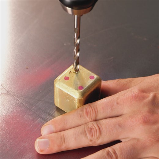 12K views · 16 reactions | Verwandlung eines Autoemblems in glänzende goldene Würfel | 5-Minuten Tricks Familie | Facebook