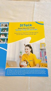 Hôm nay mình đưa bé đến tham dự sự kiện GreenTalk do 51Talk tổ chức và thật sự ấn tượng luôn. Không khí vô cùng sôi nổi, các bạn nhỏ hùng biện tiếng Anh cực tự tin, thể hiện cá tính và tài năng, truyền cảm hứng cho cả phụ huynh lẫn các bé đến xem. Bé nhà mình hiện cũng đang học 1 kèm 1 với giáo viên nước ngoài trên 51Talk, nên khi xem các anh chị thi, con háo hức lắm, vừa học hỏi, vừa ước một ngày cũng được nói tiếng Anh tự tin như vậy. 💛 Bé nhà mình tuy chưa tham gia thi, nhưng học được rất nh