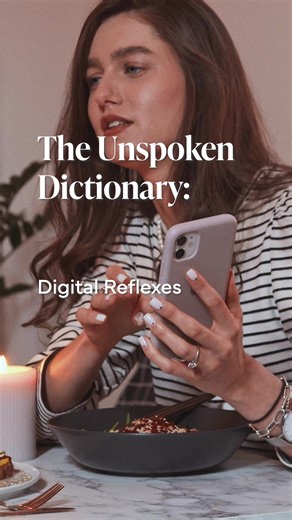 Știai că obiceiurile noastre cu telefonul au nume? Phubbing = când ignori oamenii din jur pentru telefon. Doomscrolling = când derulezi fără oprire prin știri negative. Nomofobie = teama de a rămâne fără baterie la telefon. Data viitoare, uită-te în jur. Cine mai e acolo când lași telefonul jos? | Yunity Park