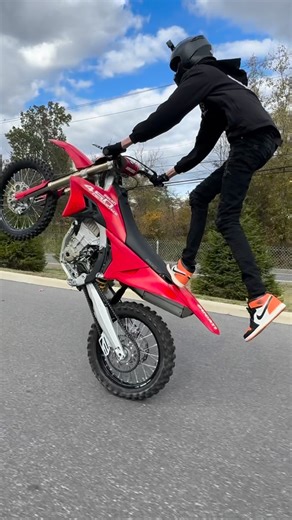 🤞🏼 on Instagram: "🆕 YOTUBE VID🔗IN BIO! •YOUTUBE🔎ONEWAY STEPHAN #crossbitume #bikelife #Wheelie Filmed by @nvusofthis"