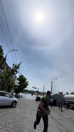 Три роки пройшло від підриву ГЕС, телефон нагадав як то воно було. Місце евакуації почали обстрілювати. Ми перед цим вивозили людей із будинків на човнах. #україна #каховськагес #обстріл #евакуація