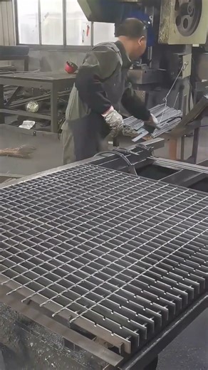 Heavy Duty Steel Grating Manufacturing: Manual Welding and Finishing Process