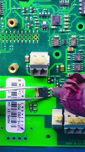 How to Safely Remove MOSFET Transistors Using a Hot Air Gun #mosfet #smd #shorts