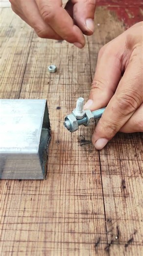 ‌Pipe Bolt Threading Demo - Good Tools Make It Smooth