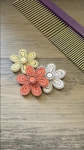 Striped flowers on a quilling comb - learn to make your own with the full video up now #crafty #art