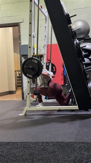 Chelsea • Fitness on Instagram: "❤️‍🔥 I love a good ass Monday workout! Here’s the deets for you to save, Smith machine Bulgarians 2 warm up sets of 8 ea leg then 3 x 6-8 ea leg on your heaviest Leg press 4 x 8-10 Front squats 2 warm up sets of 5-6 then 3 x 6-8 on your heaviest Walking lunges 3 x 8-10 ea leg Leg extensions drop set 2 x 15 drop half the weight x 15 repeat 2-3 times❤️‍🔥 #gymreels #fitnessreels #workoutreels #lowerbodytraining #quadsandglutes"