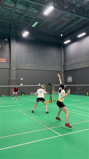 Hit the shuttlecock between the two opponents #badminton