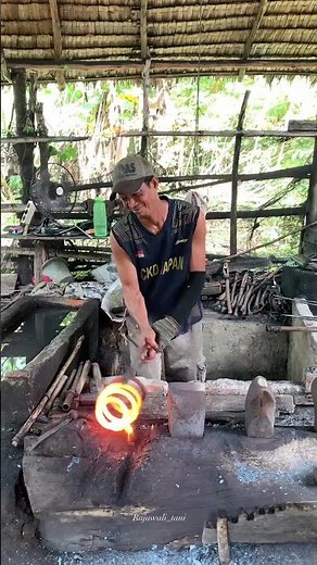 beginilah tukang pandai besi profesional meluruskan besi dengan cara manual #medieval #blacksmith
