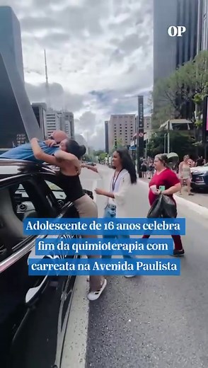 Zac Saraiva, de 16 anos, comemorou neste sábado, 3, o fim do tratamento contra o rabdomiossarcoma, um tipo raro de câncer que se desenvolve nos músculos e tecidos moles do corpo, geralmente afetando crianças e adolescentes. A celebração aconteceu com uma carreata pela Avenida Paulista, onde a família transformou os carros em uma verdadeira festa, com mensagens como “Minha última quimio, buzine”, “Vencemos” e “Acabou”. Segundo a mãe, Adriana Saraiva, a última sessão foi muito esperada: “Fizemos c