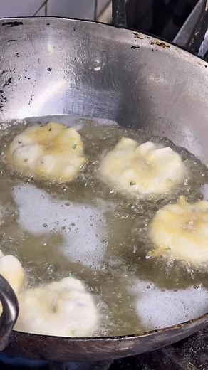 👨‍🍳 Personal Training by Chef Rajasekar Allwin Chef Rajasekar Allwin conducts exclusive personal training in Authentic South Indian Cuisine — sharing his real hotel-style recipes, secret ratios, and signature techniques. ✨ Highlights: • One-on-one personalized training • 100% practical and live guidance • No video calls or recordings — direct step-by-step support while cooking • Learn Idly, Dosa, Vada, Chutneys, Sambars, Podi, and Signature Dishes 📍 Trained Locations: • Chennai – 2 days (Home