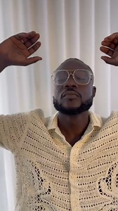 418K views · 7.3K reactions | O artista angolano Bass, @artista_bass exibe seu novo corte de cabelo! O que achou do novo visual do artista? #news #novovisual #celebridades #famosos #artista #novolook #tranças | Lux Angola | Facebook