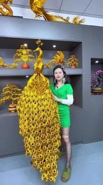 15-year-old girl weaves 2-meter golden silk peacock from iron wire