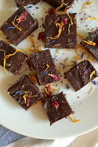 DIY: Easy vegan chocolate with dates