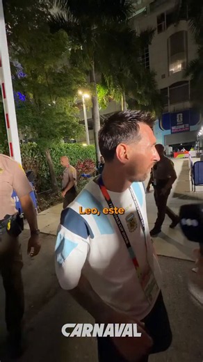 A JOURNALIST GIFTS MESSI A ROSARY FROM VATICANThe reporter says in Spanish: This little gift is for you, a Rosary blessed at the Vatican for you, for your children, for Antonela, for your dad, for your mom, for all the joy you've given us over these twenty years.