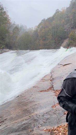 We can’t find who sent us this glorious carnage at Oceana on the Tallulah River , so let us know in the comments if you recognize the boaters or the video. . . . #whitewater #rafting #whitewaterrafting #river #riverrafting #paddling #watersport #send #sendit #sendy #wipeout #extremesports #outdoors #kayaking #kayak #outdooradventures | Gnarnivores