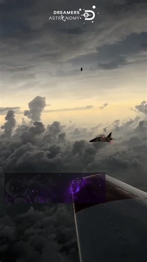 Dreamers Astronomy🌌🔭 on Instagram: "O piloto da marinha dos EUA, Matt Trevino, ficou conhecido por filmar o eclipse solar total de uma perspectiva aérea privilegiada, muitas vezes voando em jatos de treinamento ou caças. Ao filmar acima das nuvens, ele conseguiu capturar a sombra da lua (umbra) se deslocando pela superfície da Terra a velocidades supersônicas, além de uma visão mais clara da coroa solar. Tudo isso foi feito utilizando câmeras de alta definição montadas no cockpit ou no capacet