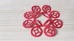 教你学会如何剪纸制作古钱窗花“财源滚滚”的方法，步骤详细，难度2颗星，古钱是富贵，招财进宝的象征