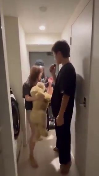 【衝撃】AKB48 鈴木くるみが電撃卒業発表。やっぱり「あの動画」が引き金か…？21歳の若さ、しかも卒業までわずか1か月という異例のスピード感。 公式には「前向きな決断」と言ってるけど、どうしても3月下旬に拡散されたジャニーズJr.（現ジュニア）との「プライベート動画」が頭をよぎる。🔹3月末に親密動画が流出 🔹わずか２週間後の本日、劇場で卒業発表 🔹5月15日にはもう活動終了12歳から9年間もAKBを支えてきた「くるるん」の最後が、こんなにバタバタなのは切なすぎる。 動画の真偽はともかく、このタイミングでの発表は「詰め腹を切らされた」と思われても仕方ないよな…。卒業後に大人のビデオ出演か！？と話題になっていたが、あり得る？？#鈴木くるみ #AKB48 #卒業発表 #くるるん #流出 #ジャニーズJr