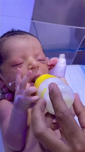 baby bottle feeding 😋🍼💖 enjoy 🤤 #nicubabycare