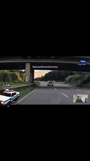 V • A • O | Der Anwalt on Instagram: "Autobahn-Fail mit Polizei als Zeuge 😬 Deutsche Autobahn. Die Polizei macht den linken Fahrstreifen frei, du kannst durchfahren. Plötzlich wechselt ein Fahrzeug von der Mitte ganz nach links. Kommt es zum Unfall, gibt es den besten Zeugen überhaupt: die Polizei. Dumm gelaufen für den Schädiger. Beim Spurwechsel gilt höchste Sorgfaltspflicht. Autobahn-Fails made in Germany. #deutscheautobahn #autobahnfails #viral #fyp #fürdich"