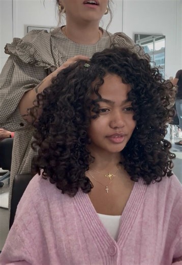 Go through a returning curly cut with me ✨ This cutie comes in about once a year and honestly always shows up with the best inspo pics and the best vibes. One thing she was concerned about was her crown area. At first glance it can look like a texture change, but I explained that it can also be from tension and how we wear our hair up. Did you know slicked-back buns and constantly pulling your hair up can actually cause dehydration at the scalp? I had to learn this the hard way on myself too. Li