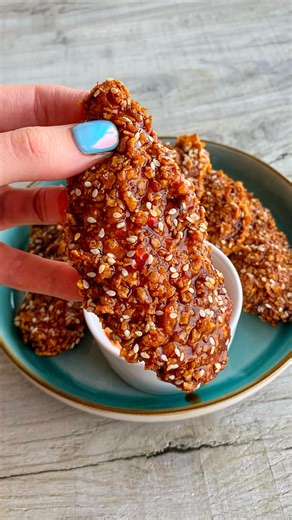Fitwaffle | Eloise Head on Instagram: "Air fryer chicken: Honey sesame chicken tenders 😍 Super juicy chicken tenders with a crispy cornflake coating, dipped in the most amazing honey sesame sauce 🤌 They’re so easy to make only take 10 minutes in the air fryer 🙌 Sound on for full instructions 🔉 All you need is: 300g chicken mini fillets 1 tbsp paprika 1 tsp garlic granules Salt & pepper to taste 1 large egg, beaten 60g cornflakes Sauce: 2 tbsp soy sauce 3 tbsp honey 2 tbsp sweet chilli sauce