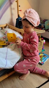 Tes minis ont des poux? 🪲 Mes astuces pour lutter contre les poux - validée par @pharmaconseils, préparatrice en pharmacie 🌱 Commente « POUX » pour recevoir les références et les produits précis ! 1️⃣ Shampoing : J’utilise le gel lavant neutre Pranarōm, qui fait aussi shampoing, et j’y ajoute quelques gouttes d’huile essentielle de lavande fine. 🌿 2️⃣ Peigne : Après le lavage : peigne Assy 2000 (@pharmaconseils recommande celui-ci !) pour retirer les lentes et les poux. 3️⃣ Traitement : J’app