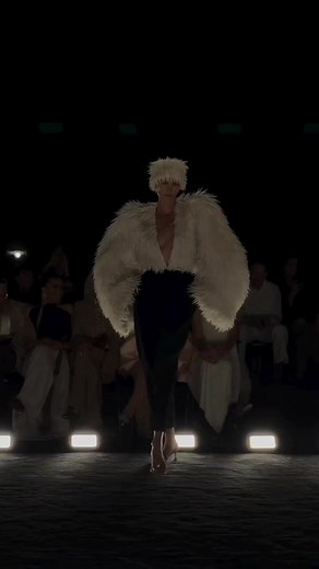 Karlie Kloss for Schiaparelli FW24/25 Haute Couture | Fashion Runway Model