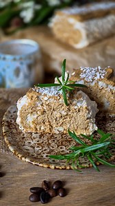 ***Kokosowa rolada bezowa z kremem kawowym*** ✔️Beza: 5 białek, 200 g drobnego cukru , 100 g wiórków kokosu, 1 łyżka soku z cytryny, 1 łyżka mąki ziemniaczanej, Szczypta soli ✔️Krem: 200 ml śmietanki 36%, 250 g mascarpone, 3 łyżki cukru pudru, 2 łyżki kawy rozpuszczalnej 3 łyżki wrzątku ➡️Piekarnik nagrzać do 150 stopni góra-dół z termoobiegiem. ➡️Białka ubijać ze szczyptą soli do powstania piany. ➡️Łyżka po łyżce stopniowo dodawać cukier. (Kolejne łyżki dawać dopiero, gdy poprzednia się rozpuśc