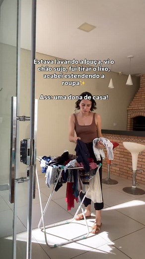 2.6K views · 19 reactions | Assinado uma dona de casa que sempre tem o que fazer, mas segundo os ótimos, não faz nada, só fica em casa! . . . #humor #donadecasa #faxina #organizaçāo SEO: dona de casa, organização, faxina, humor. | Letícia Lima | Facebook