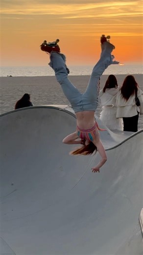 Venice at sunset is magical 🌞🌼🧡💛😍👯‍♀️ #rollerskating #skate #skatepark #california