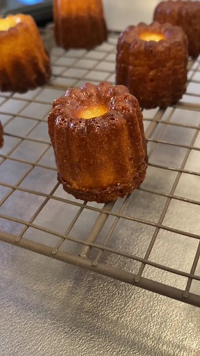 @琉鬼凪（ルキナ）に返信 お菓子作りの中で1番失敗しにくい気がする！好みにカヌレはあげた人みんなにお店より美味しいと言われる自慢のレシピです😊♡ ラム酒控えめなので好きな人はもう少し多めにしてもいいかも！ #カヌレ #カヌレ作り #お菓子作り #bake #merrychristmas #お菓子作り #cannele