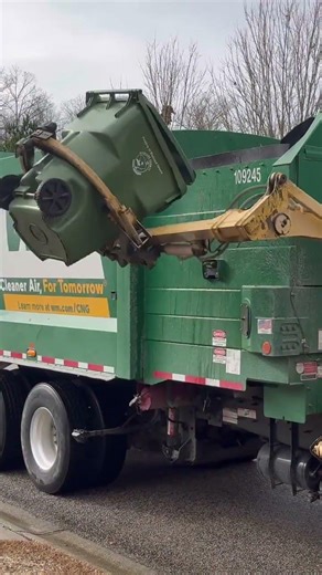 WM Garbage Truck #garbagecollection #garbagetruck #garbagetrucks #shortvideo #shorts #trashtrucks