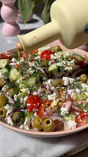 Griekse salade 🇬🇷 Met 33 graden op komst zijn salades de beste uitkomst! Binnen 5 minuten klaar zonder oven of fornuis! Meer eiwitten toevoegen? Bak er wat kip bij met oregano en schep er doorheen! Vullender maken als avondeten? Schep er gebakken aardappeltjes doorheen, of serveer met pita en tzatziki! Ingrediënten - 2 personen 1 komkommer 250 gr tomaten 75 gr Groene olijven of kalamata 150 gr Feta Flinke hand Dille 3-4 el Olijfolie 1 el witte wijn azijn Sap van 1/2 Citroen (optioneel meer) gr