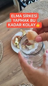3.2K reactions · 396 shares | Elma sirkesi farklı yapım tarifleri var elbet. Ancak ben bu şekilde yapıyorum gayet güzel oluyor. Sirke yapmak gerçekten çok kolay Peki sizin bildiğiniz sirke tarifleri var mı? Varsa yorumlarda yazarsanız bize de fikir olur 珞 Elma kabuklarıyla ekledim bir parça ekmek videoda ki gibi 3-5 nohut ekledim birer çay kaşığı şeker ve tuz ben bu ölçüleri bir litre kavanozda 4 elma ile yaptım. | Deniz Ayşe | Facebook