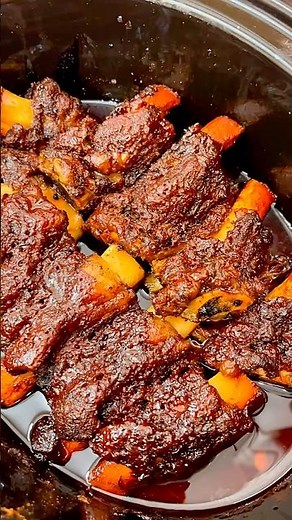 These slow cooker beef ribs are amazing! #slowcookerrecipe #beefrecipes #beefribs